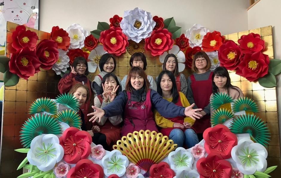 倉片人形の制作工房「吉藤工房」で雛人形をつくる職人たち
