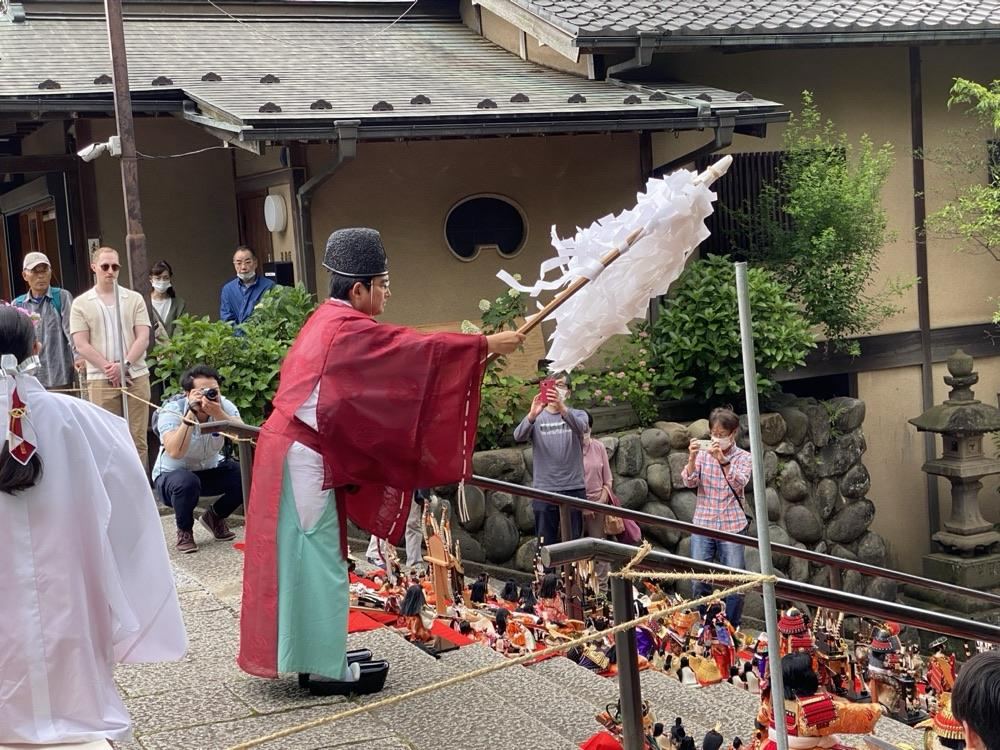 神職による御霊抜きの儀式の様子