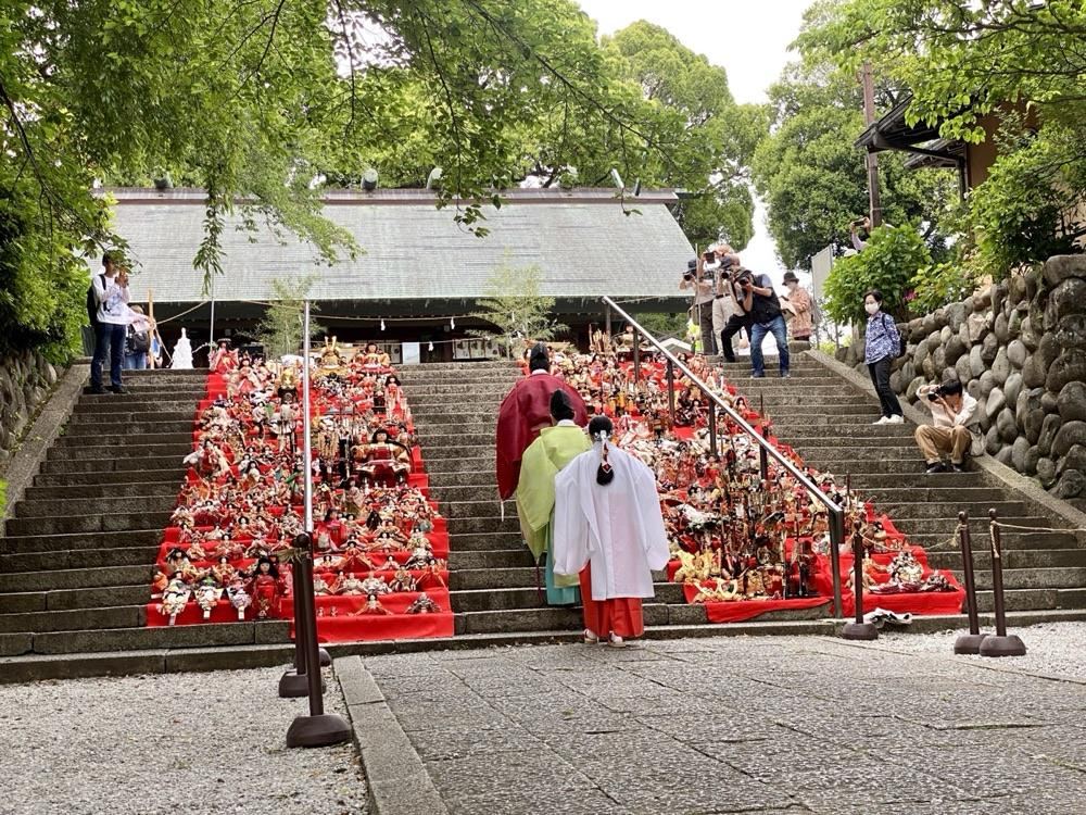 所澤神明社の石段に並ぶ、供養前の雛人形と五月人形